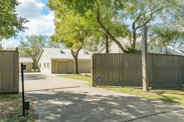 Detached Garage, Exterior