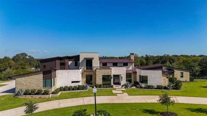 Backyard, Exterior, Facade, Brick Facade, Modern