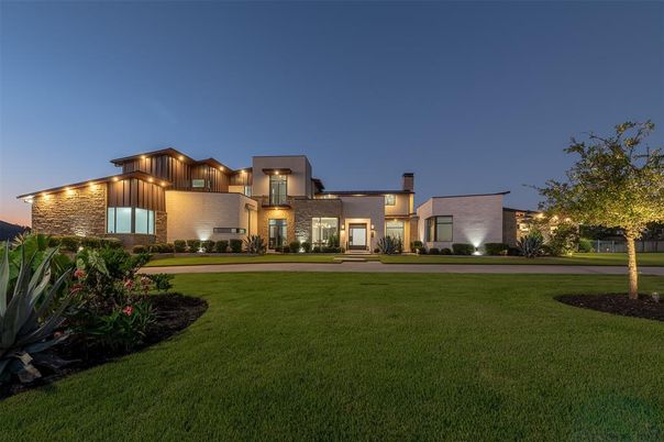 Backyard, Exterior, Facade, Brick Facade, Modern