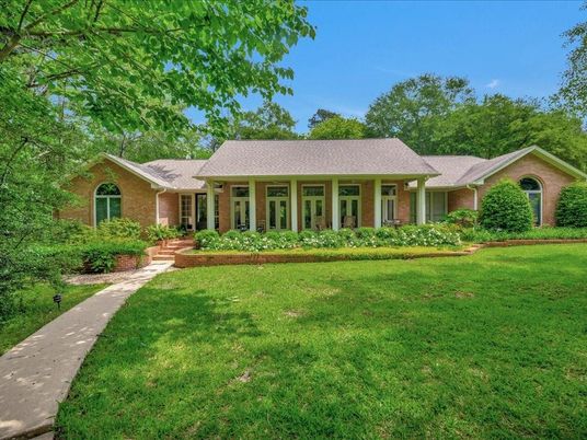 Backyard, Exterior, Facade, Brick Facade, Ranch