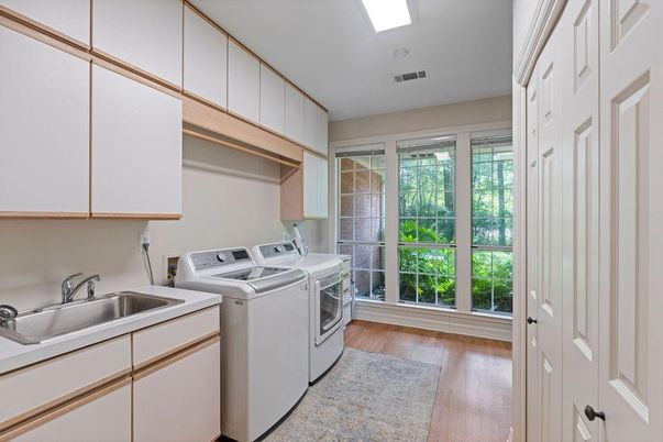 Interior, Recessed Lighting, Washer, Wood Texture Flooring