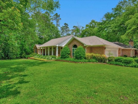 Backyard, Exterior, Facade, Brick Facade, Ranch