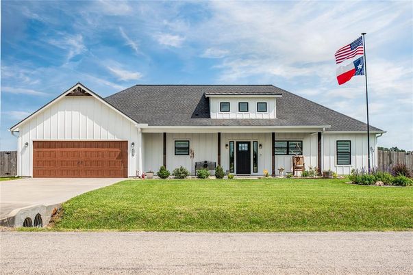 Attached, Exterior, Facade, Farmhouse