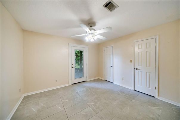Empty room, Interior