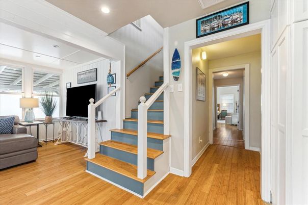 Interior, Recessed Lighting, Wood Texture Flooring