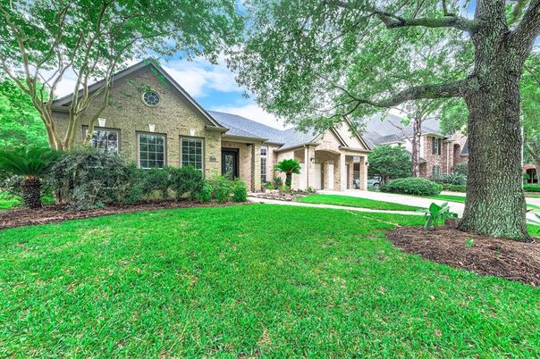 Backyard, Exterior, Facade, Brick Facade, Brick Traditional