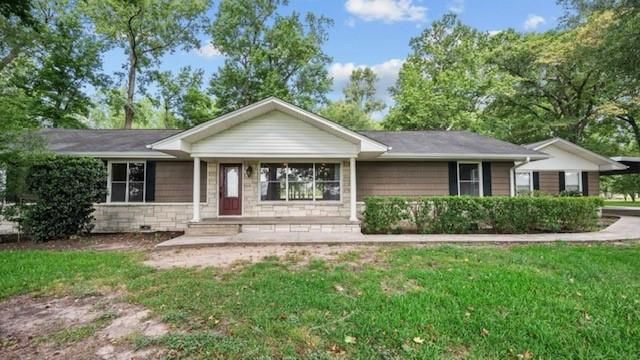 Backyard, Exterior, Facade, Ranch