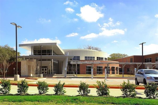 Backyard, Exterior, Facade, Brick Facade, Modern