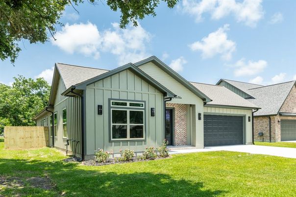Attached, Exterior, Facade, Brick Facade, Farmhouse