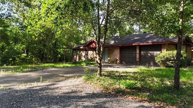 Attached, Exterior, Facade, Brick Facade, Log Home