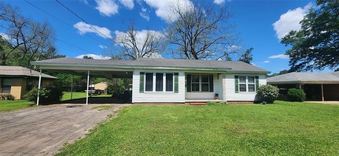 Backyard, Exterior, Facade, Ranch