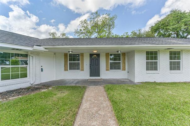 Exterior, Facade, Ranch