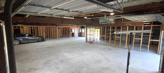 Garage, Interior, Wooden Beams