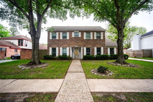 Exterior, Facade, Brick Facade, Georgian