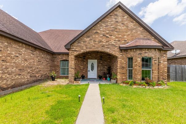 Backyard, Exterior, Facade, Brick Facade, Brick Traditional