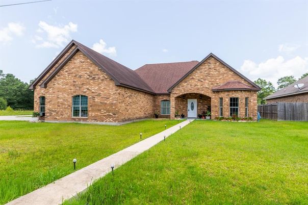 Backyard, Exterior, Facade, Brick Facade, Brick Traditional