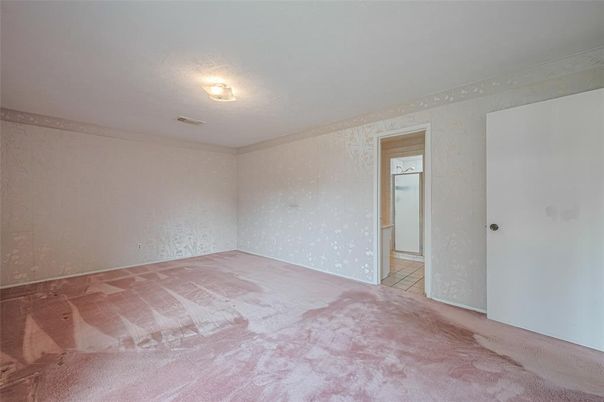 Empty room, Interior