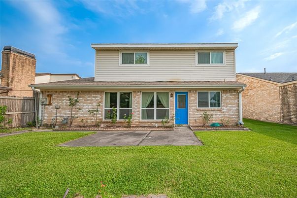 Exterior, Facade, Brick Facade, Split Level