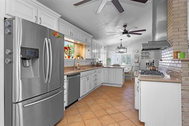 Dining room, Interior, Kitchen, Pendant Lights, Stainless Steel Appliances