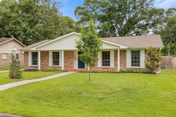 Backyard, Exterior, Facade, Brick Facade, Ranch
