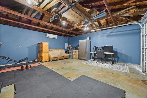 Garage, Interior, Wooden Beams