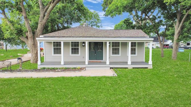 Backyard, Exterior, Facade, Ranch