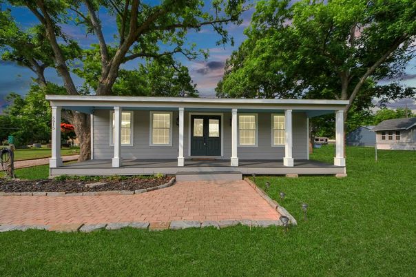Backyard, Exterior, Facade, Ranch