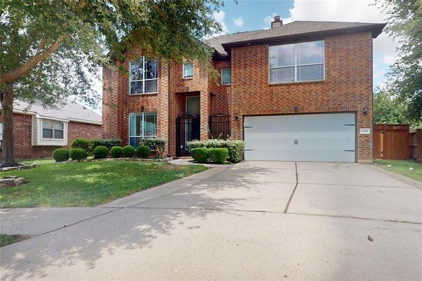 Attached, Exterior, Facade, Brick Facade, Georgian