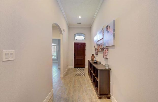 Interior, Recessed Lighting, Wood Texture Flooring