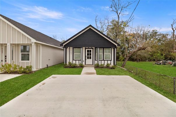 Backyard, Exterior, Facade, Ranch