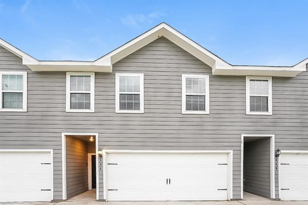 Attached, Exterior, Facade, None