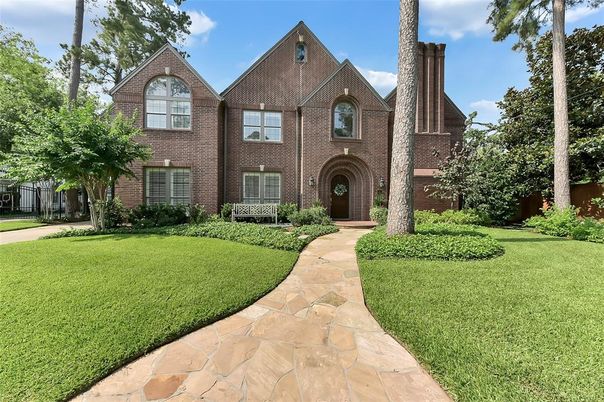 Backyard, Exterior, Facade, Brick Facade, Brick Traditional