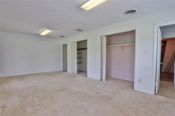 Empty room, Interior