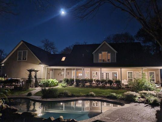Exterior, Facade, Pool, Farmhouse