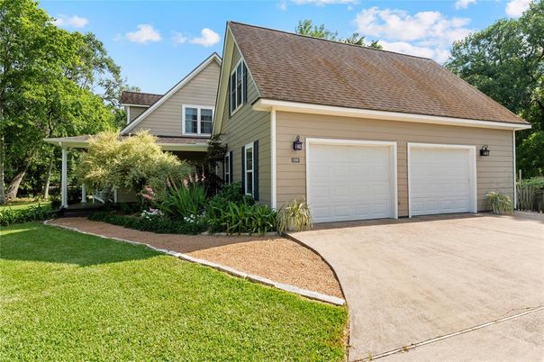 Attached, Exterior, Facade, Cape Cod