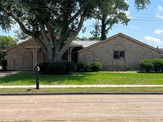 Exterior, Facade, Brick Facade, Ranch