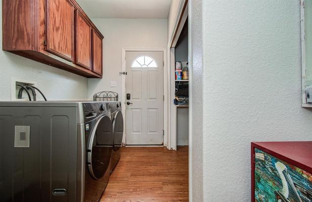 Interior, Washer, Wood Texture Flooring