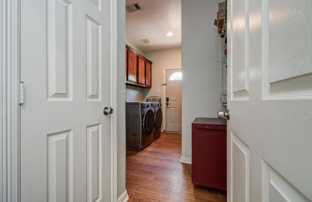 Interior, Recessed Lighting, Washer, Wood Texture Flooring