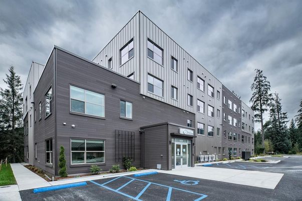 Exterior, Facade, Pool, Highrise