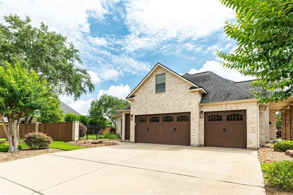 Attached, Exterior, Facade, Brick Traditional