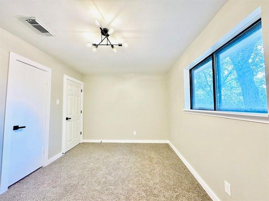 Empty room, Interior