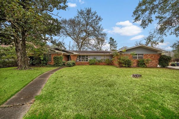 Backyard, Exterior, Facade, Brick Facade, Ranch