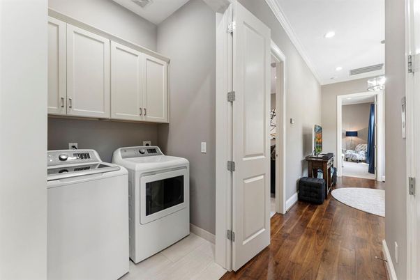 Interior, Recessed Lighting, Washer, Wood Texture Flooring