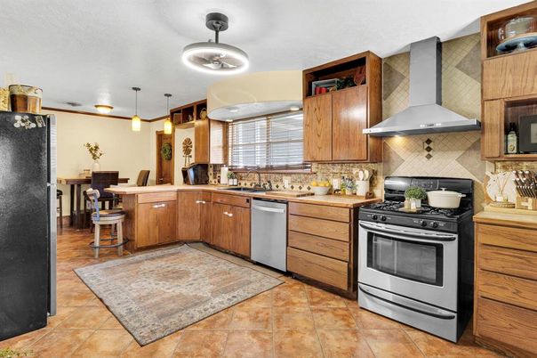Dining room, Interior, Kitchen, Pendant Lights, Stainless Steel Appliances
