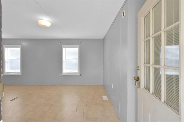 Empty room, Interior