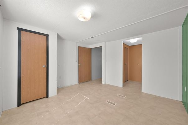 Empty room, Interior