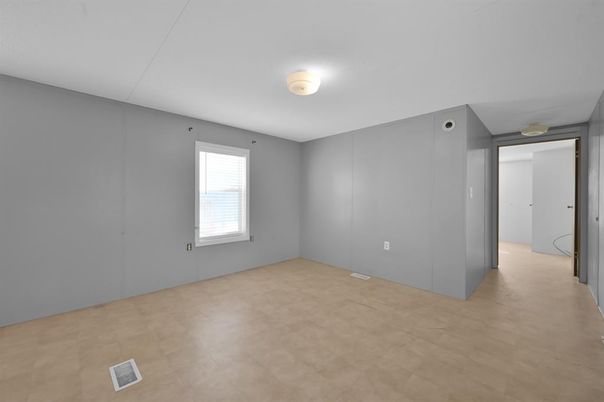 Empty room, Interior
