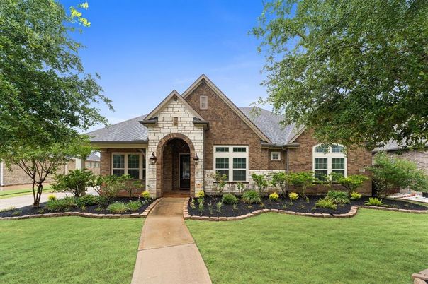 Exterior, Facade, Brick Facade, Brick Traditional