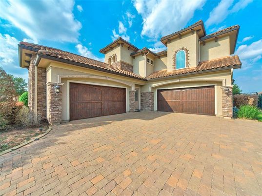 Attached, Exterior, Facade, Mediterranean