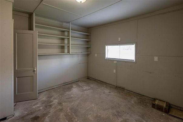Empty room, Interior